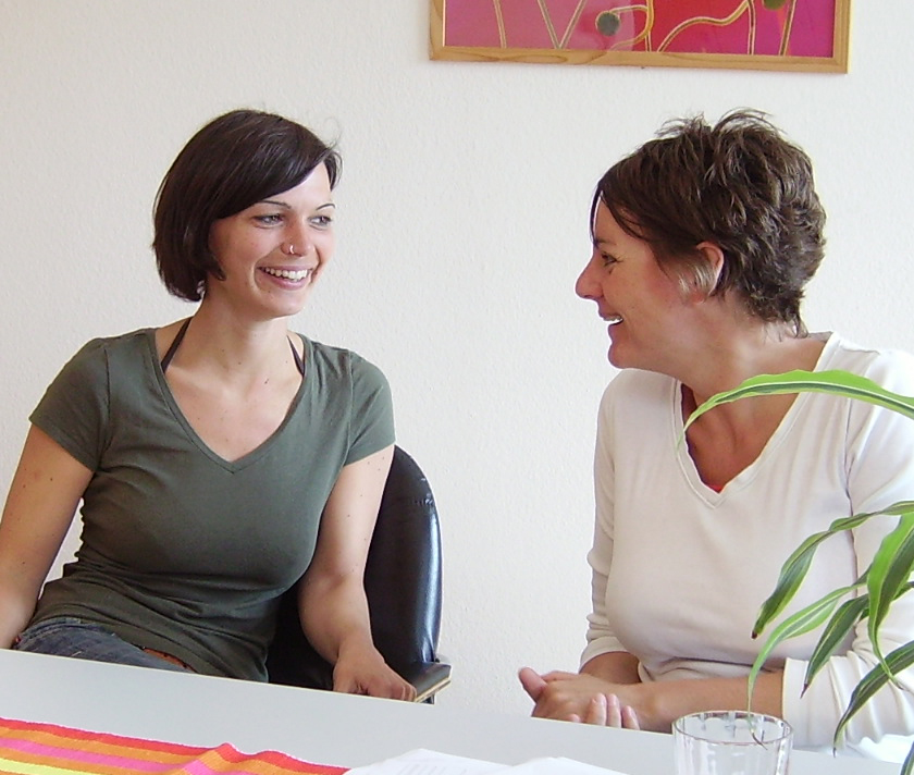 Dorothee Grimm und Manuela Keicher von der Jugend- und Suchtberatung Heilbronn im Gespräch.